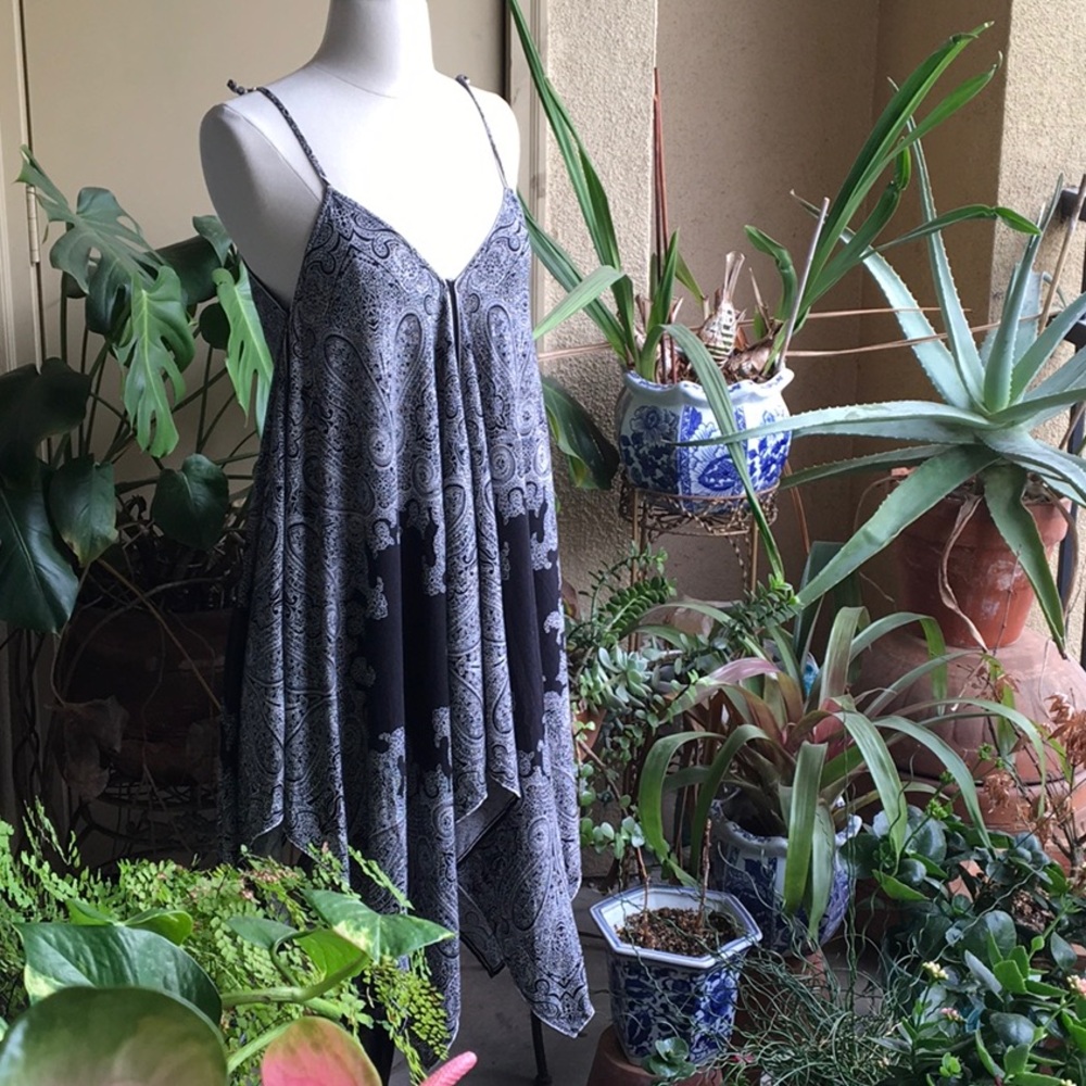 ❤️Sexy Black and White Handkerchief hem dress ❤️💕
